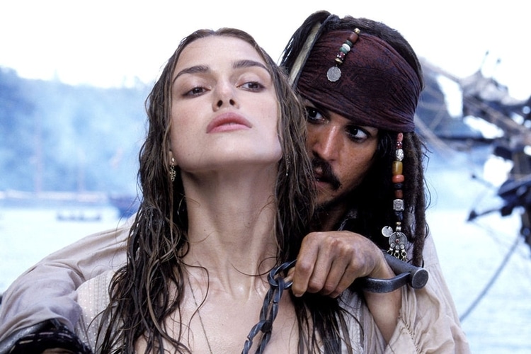 Keira Knightley e Johnny Depp em Piratas do Caribe (Foto: Reprodução)