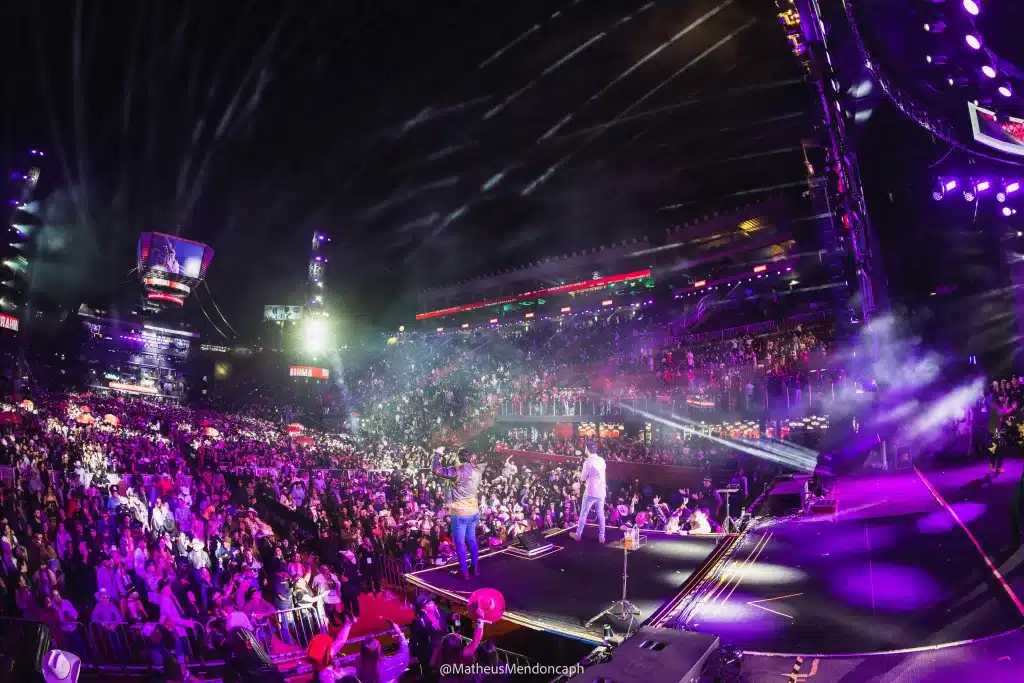 Palco durante show de Clayton & Romário(@MatheusMendoncaph)