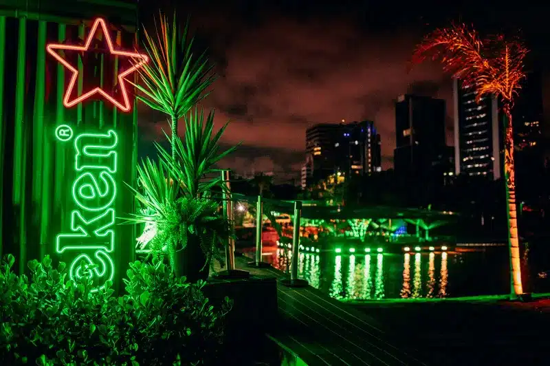 Floating Bar: Heineken inaugura bar flutuante no rio Pinheiros