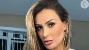 Andressa Urach surpreende ao tatuar o rosto (Foto: Reprodução)