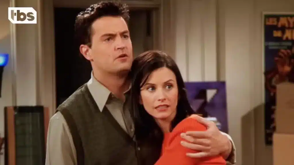Chandler e Monica em Friends (Foto: Captura de tela/ TBS)