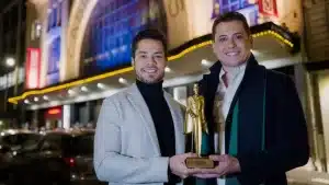 Henry e Klaus receberam o troféu no Casino de Paris, na França (Foto: Bruno Blade)