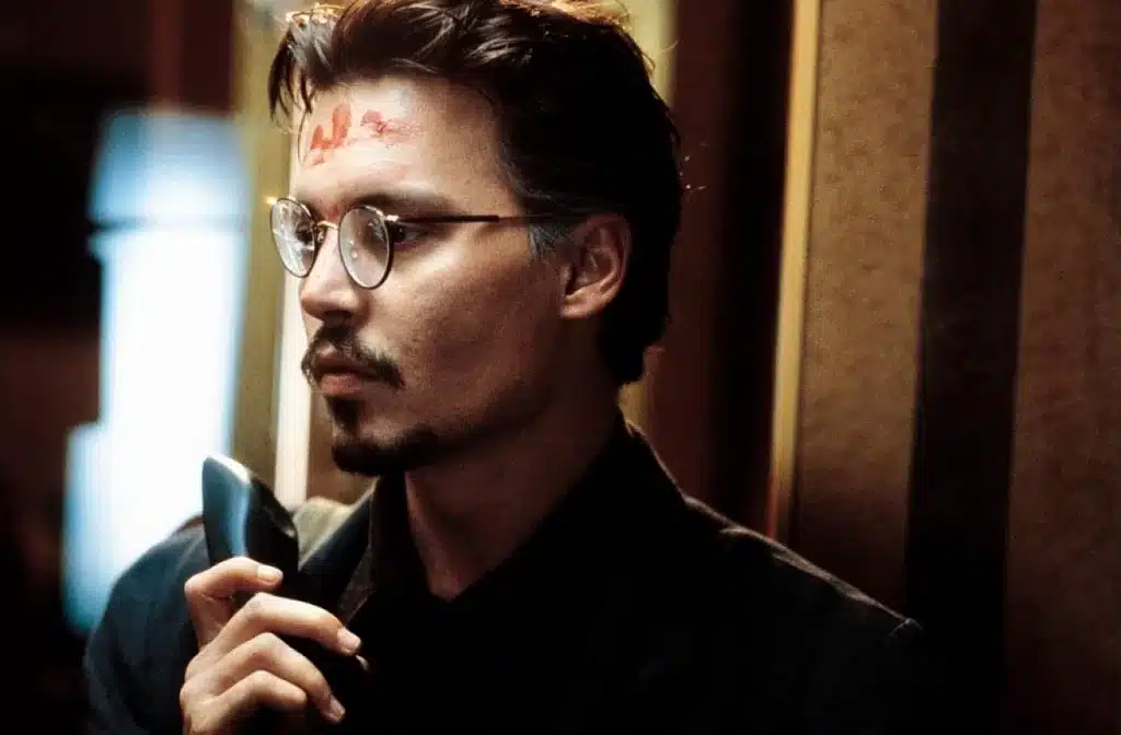 Johnny Depp em 'O Último Portal' (Foto: Reprodução)