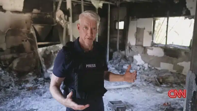 O apresentador Anderson Cooper em "The Whole Story: Reféns do Terror'' (Foto: CNN Brasil/Divulgação)