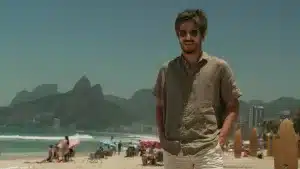 Bruno Barros grava na Praia do Arpoador (Foto: Divulgação/ TV Brasil)