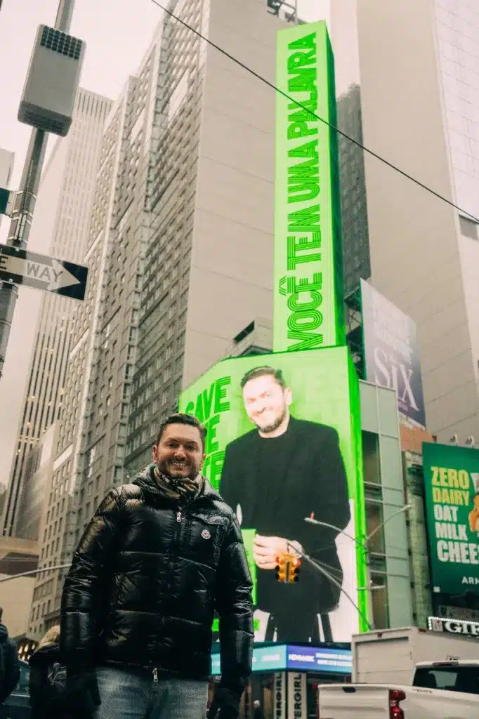 Thiago Bartos em foto na Times Square (Foto: Divulgação)