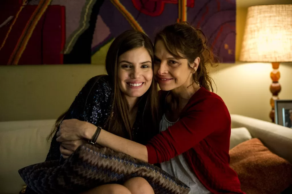 Drica Moraes como Carolina e Camila Queiroz como Angel (Foto: Globo/Estevam Avellar)