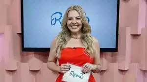 Abiane Souza apresenta o programa Santa Receita na TV Aparecida (Foto: Divulgação)