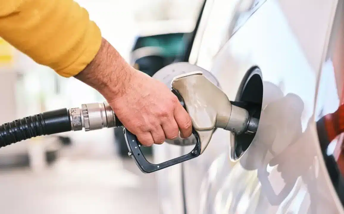 Carros movidos a combustíveis fósseis podem sair de circulação (Foto: Pixabay)