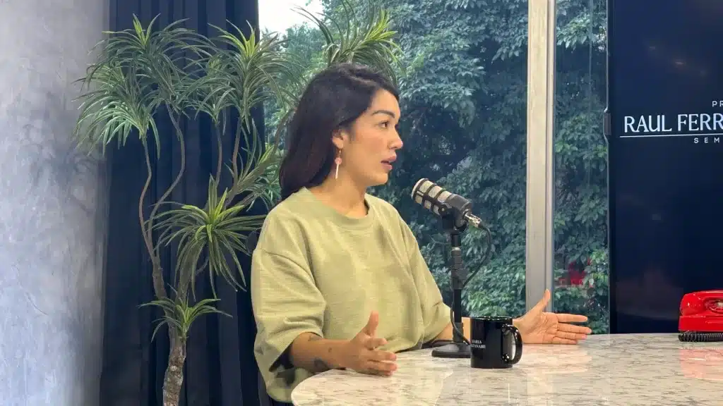 Maria Watanabe em podcast (Foto: Feed TV)