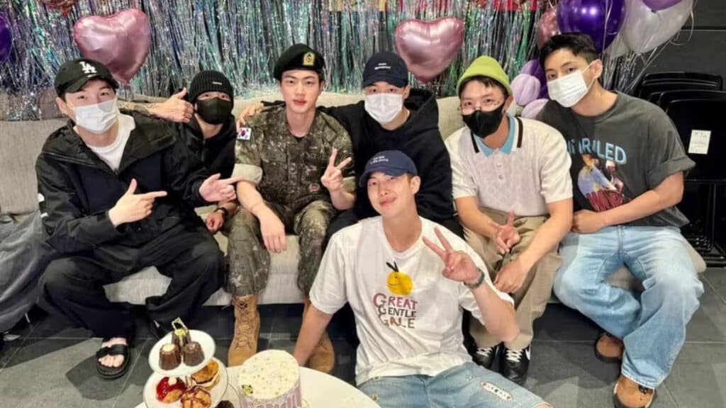Jin com os membros do BTS