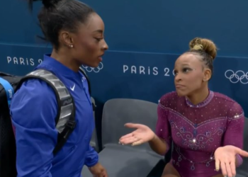 Simone Biles e Rebeca Andrade - (Foto: Reprodução/Globo)