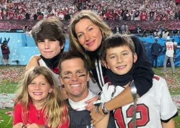 Gisele, Tom, filhos e enteado (Foto: Reprodução)