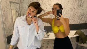 Cruz Beckham e Jackie Apostel (Foto reprodução Instagram)
