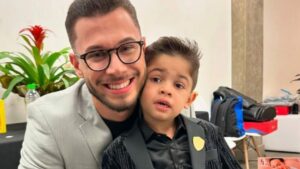 João Gustavo, irmão de Marília Mendonça, e o sobrinho Léo (Foto: Instagram)