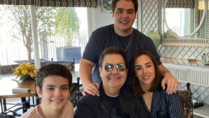 Faustão e família (Foto: Instagram)