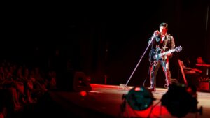 Adam Roman em tributo a Elvis Presley (Foto: Instagram)