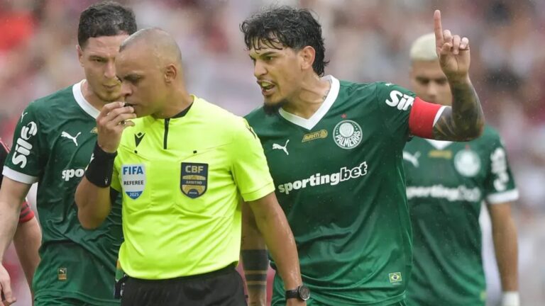 CBF desmente a versão de Gustavo sobre juiz (Foto: Thiago Ribeiro/AGIF)