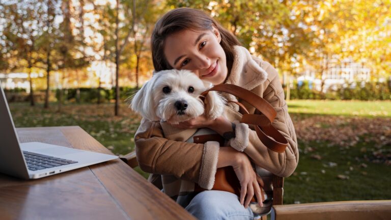 Cachorro com tutora (Foto: Freepik)