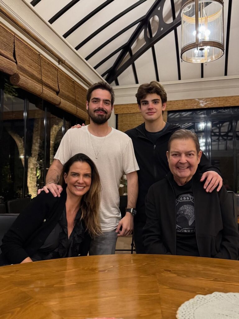 Faustão e família (Foto: Instagram)