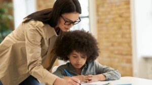 Professora e aluno (Foto: Freepik)