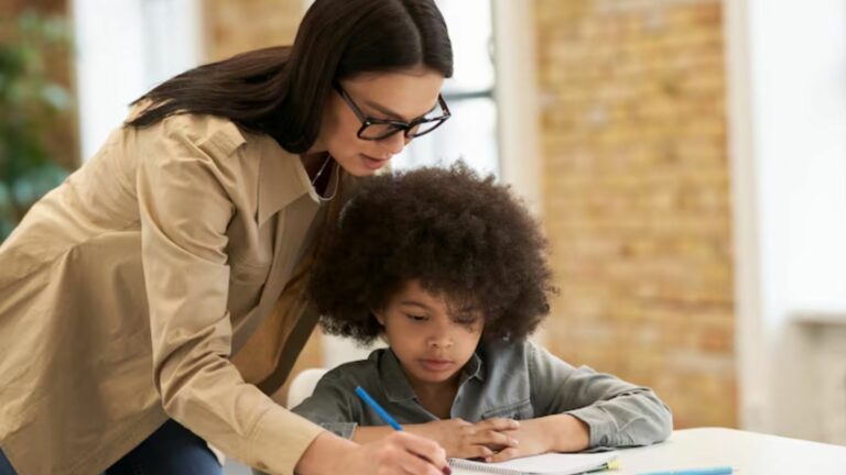 Professora e aluno (Foto: Freepik)