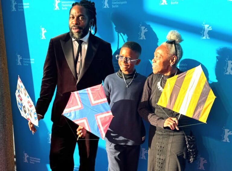 Lazaro Ramos com elenco de Feito Pipa (Foto: Instagram)