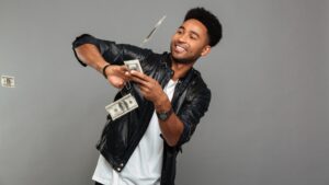 Jovem com dinheiro (Foto: Freepik)