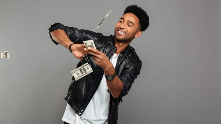 Jovem com dinheiro (Foto: Freepik)