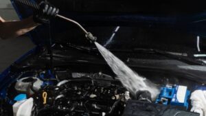 Lavar motor (Foto: Freepik)