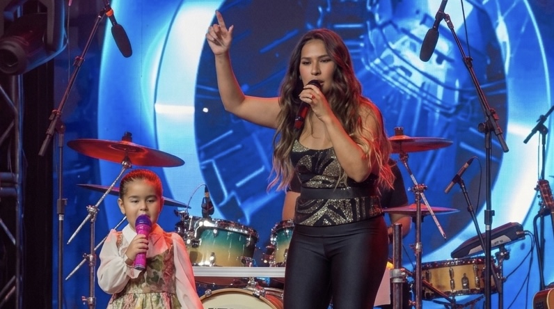 Simone Mendes e sua filha (Feed TV)