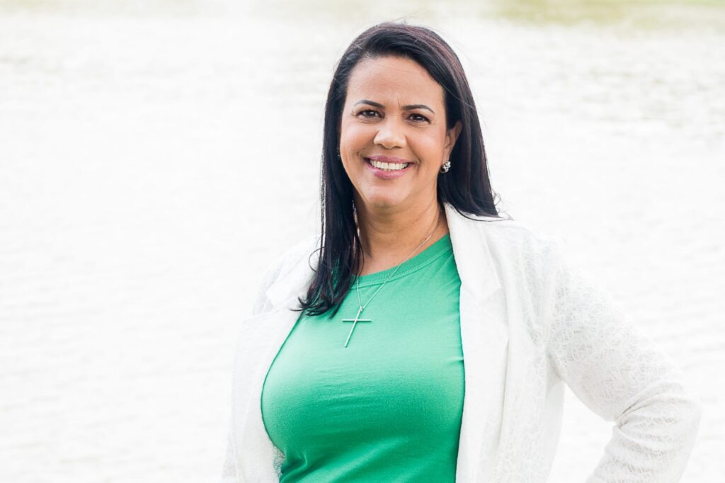 Tânia Cristina Moreira Guerra colaborou com três capítulos