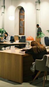 Pessoas no trabalho (Foto: Pexels)