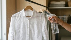 Spray caseiro para roupas (Foto: IA)