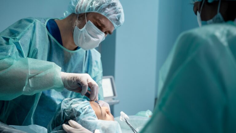 Cirurgia facial (Foto: Magnific)