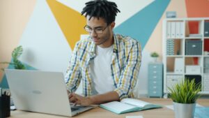 Jovem no trabalho (Foto: Pexels)