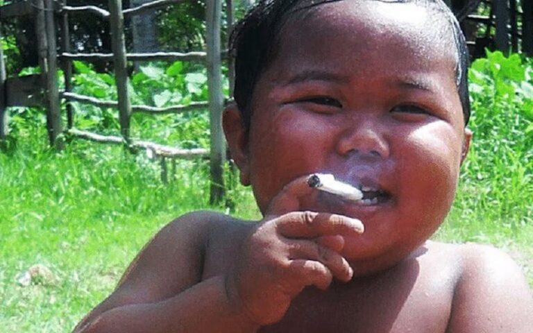 Ele fumava 20 cigarros ao dia aos 2 anos de idade (Foto: Instagram)