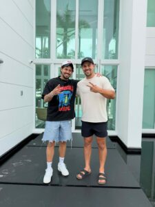 Zé Felipe e corretor (Foto: Instagram)