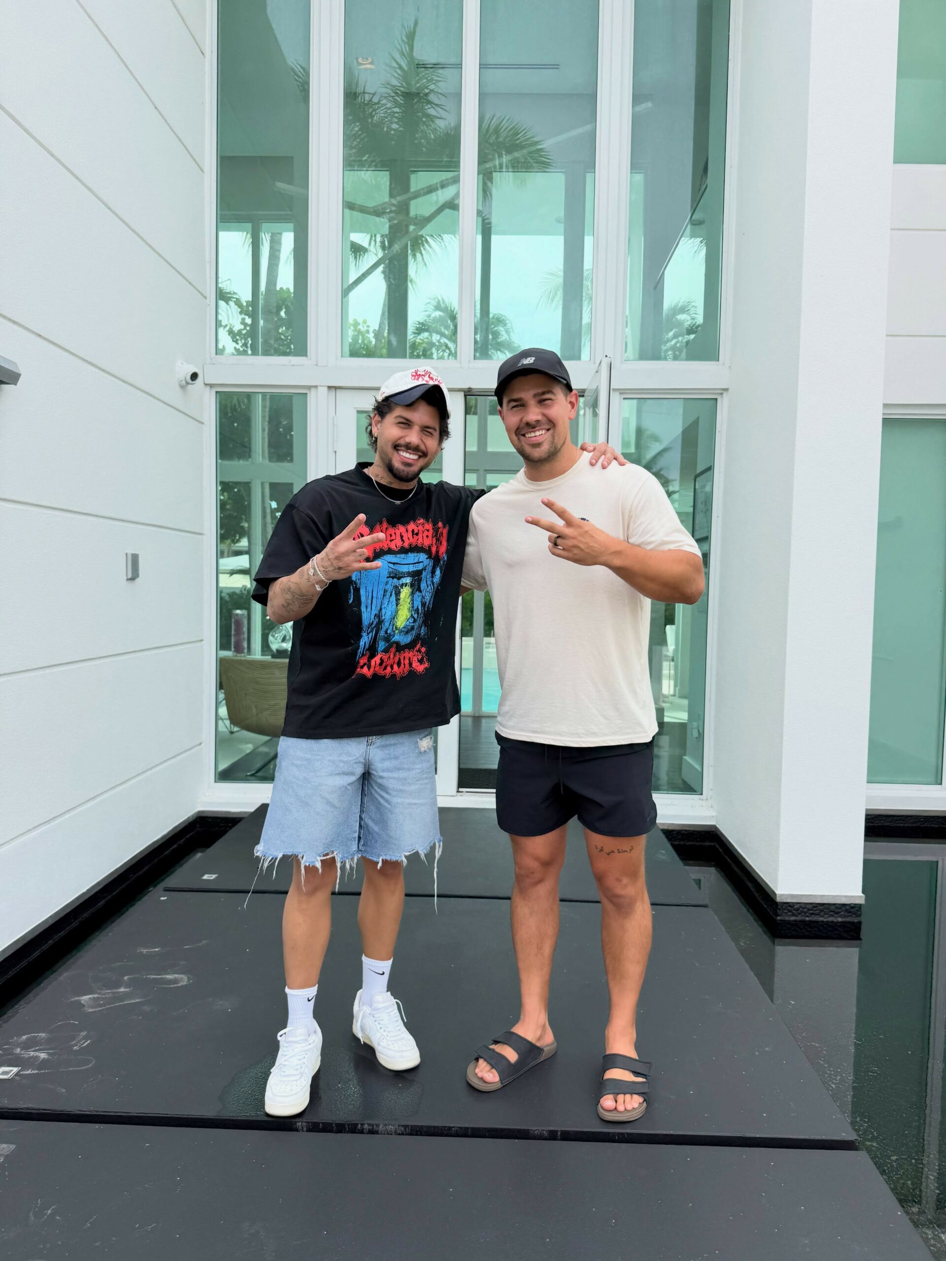 Zé Felipe e corretor (Foto: Instagram)