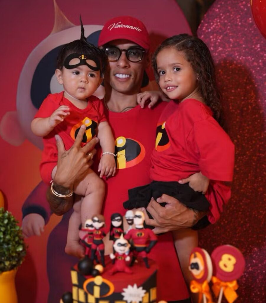 Buzeira e filhos (Foto: Instagram)