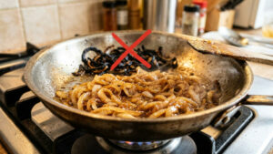 Cebola caramelizada em 5 minutos (Foto: IA)