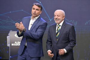 Flávio Bolsonaro e Lula durante o debate da Band (Foto: Renato Pizzutto/Band)