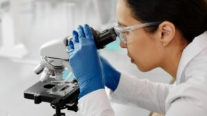 Cientista no microscópio (Foto: Pexels)