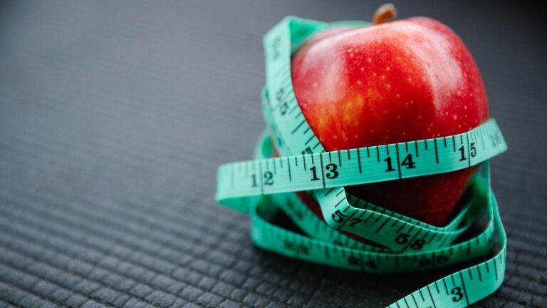 Maça com fita métrica (Foto: Pexels)