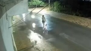 Bebê sofre traumatismo craniano após moto atingir carrinho